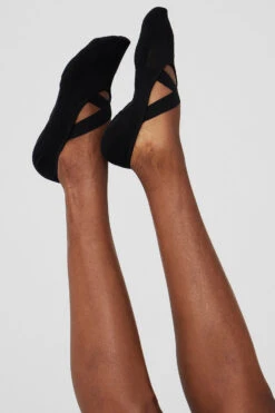 Women's Pivot Barre Sock - Black -Style Avenue A0094W 01 b1 a2 m100