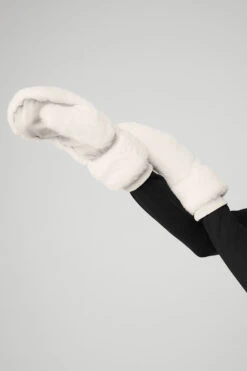 Faux Fur Mittens - Ivory -Style Avenue A0382W 03299 b1 s1 a2 1 m100