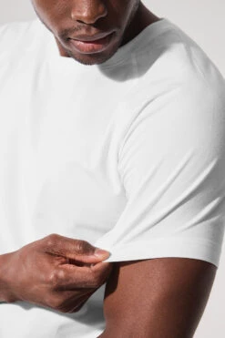 Alo Vapor Crewneck Short Sleeve - White 9 Alo Vapor Crewneck Short Sleeve - White -Style Avenue M1228R 00 b1 s1 a4 1 m221